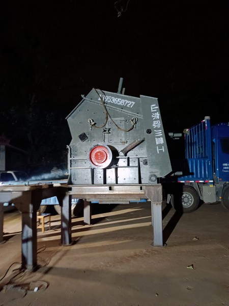 1215反擊式破碎機發(fā)貨
