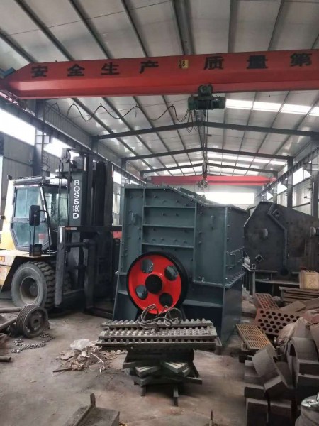 江西重型錘式破碎機裝車發(fā)貨中