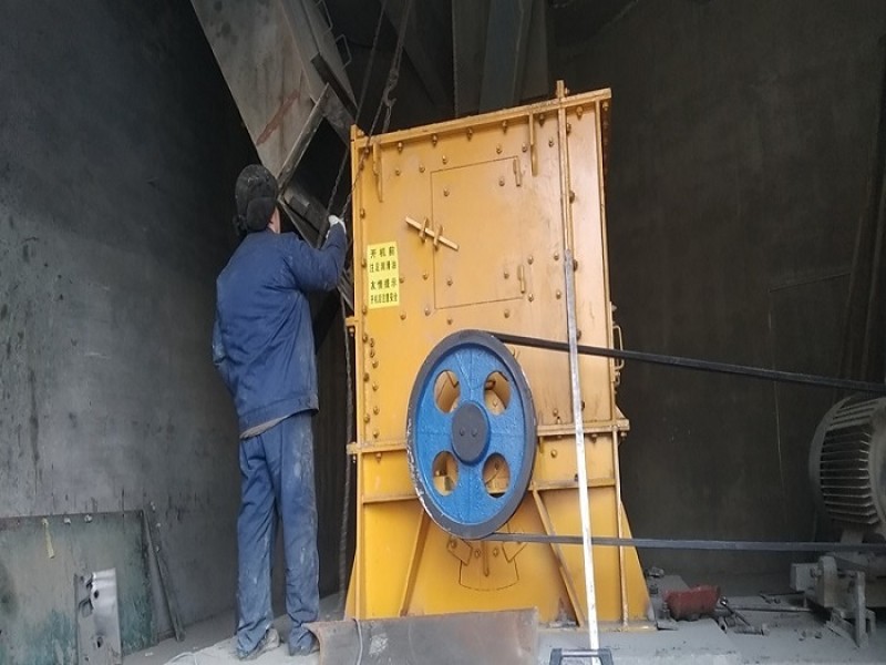 山東煙臺水泥廠重型錘式破碎機安裝現(xiàn)場